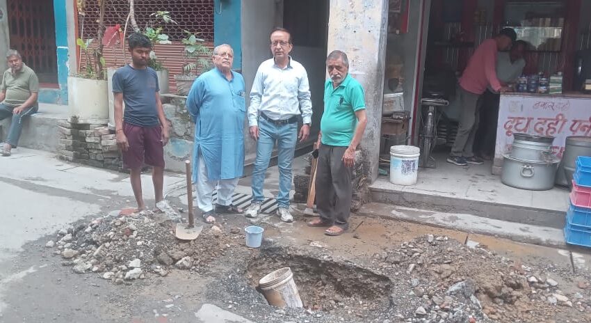  कुटुंब परिवार समाजिक संगठन के कार्यकर्त्ताओं ने चुक्खुवाला में श्री राम मंदिर के बहार दो दिनों से लीक हो रही लाइन को सही करवाया।