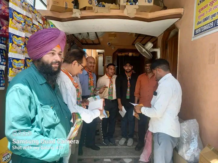  चखुवाला में भाजपा कार्यकर्त्ताओ के द्वारा घर घर जा कर मोदी जी की राम राम का सन्देश दें कर भाजपा को वोट देने की करी अपील