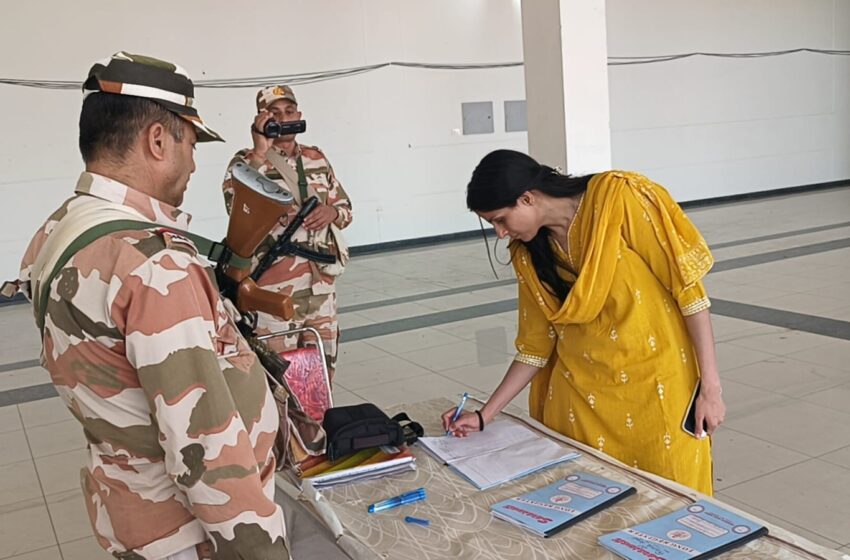  जिलाधिकारी श्रीमती सोनिका ने आज महाराणा प्रताप स्पोर्टस कालेज रायपुर में बनाये स्ट्रांगरूम का रूटीन निरीक्षण किया