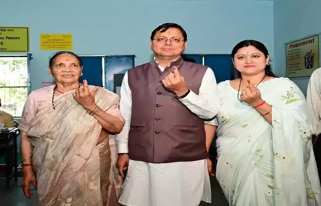  मुख्यमंत्री धामी ने मतदान कर पहले मतदान, फिर जलपान का दिया संदेश