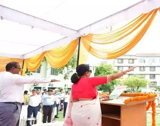  मुख्य सचिव ने सचिवालय कार्मिकों को दिलाई मतदान की शपथ