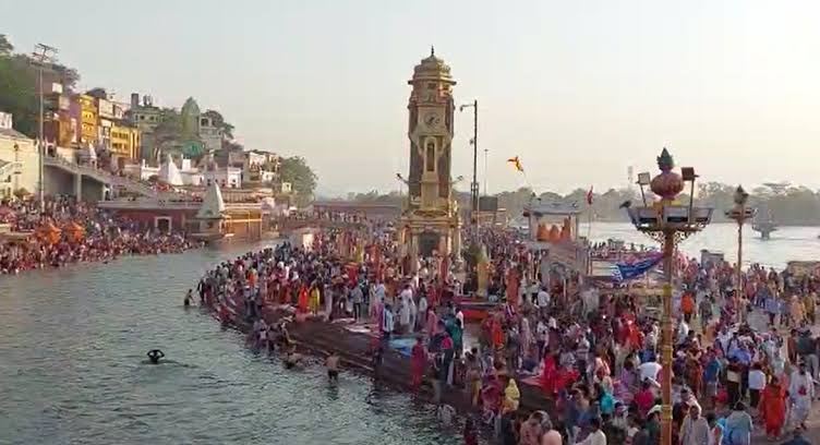  बैसाखी स्नान पर्व पर भारी संख्या में हरिद्वार पहुंचे श्रद्धालु