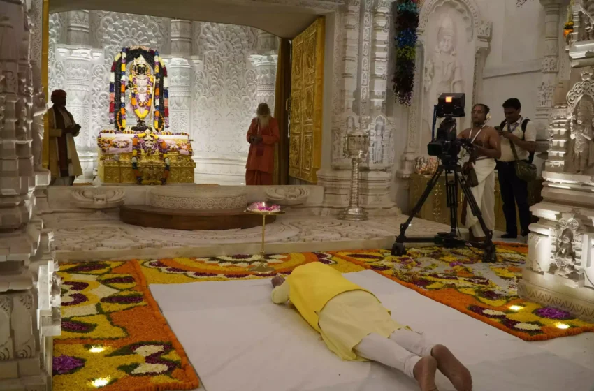  श्रीराम के चरणों में रामभक्त नरेन्द्र मोदी