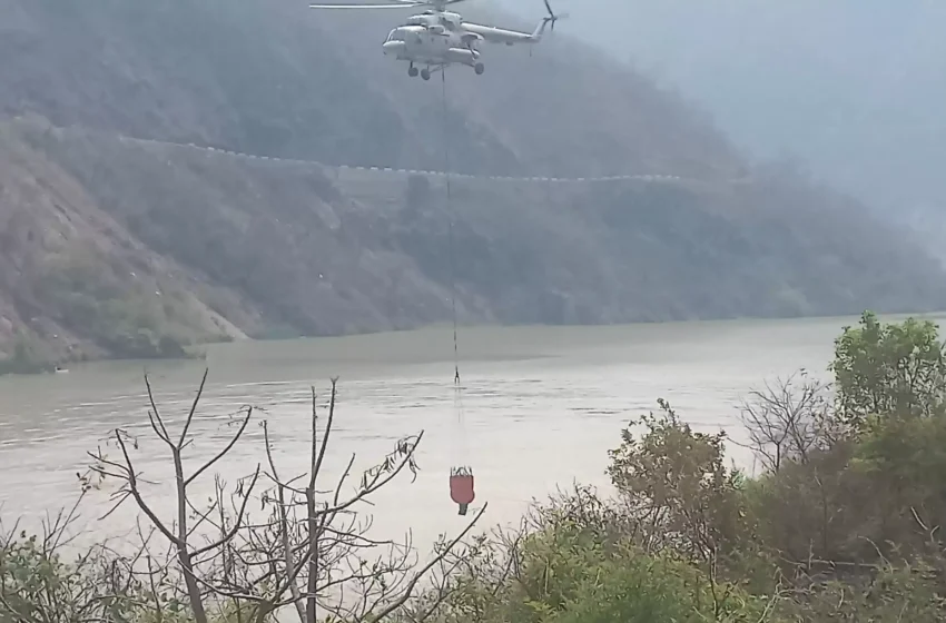  पौड़ी के जंगलों में हेलीकॉप्टरों से बुझाई गई आग