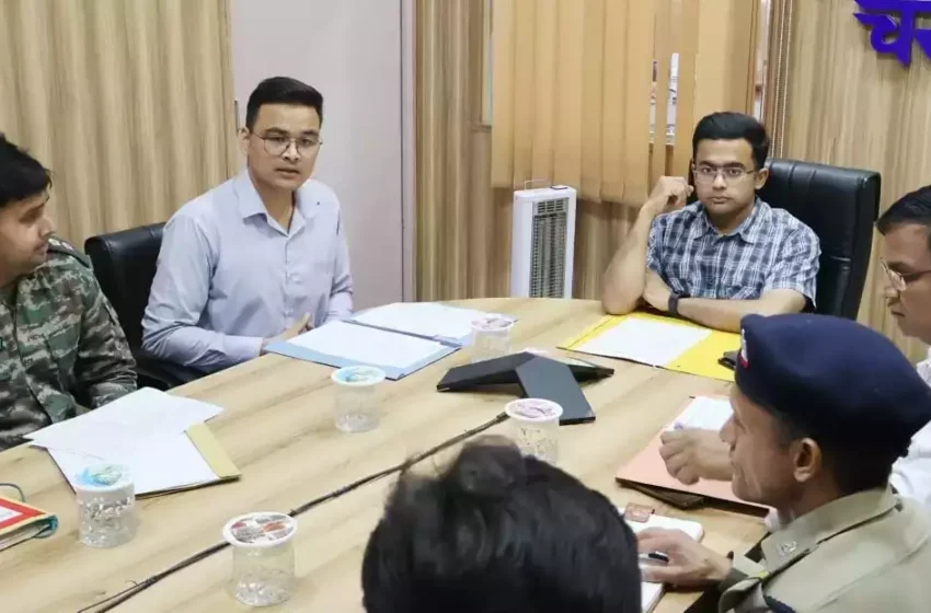  डीएम ने विकास कार्यों से जुड़े लंबित प्रकरणों की समीक्षा की