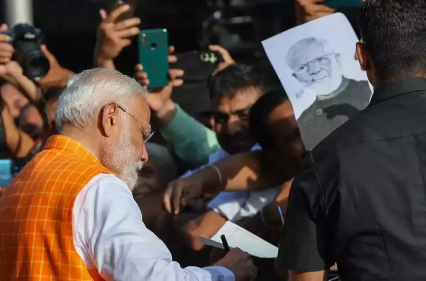  मतदान से पहले प्रधानमंत्री मोदी ने बच्ची को दिया ऑटोग्राफ
