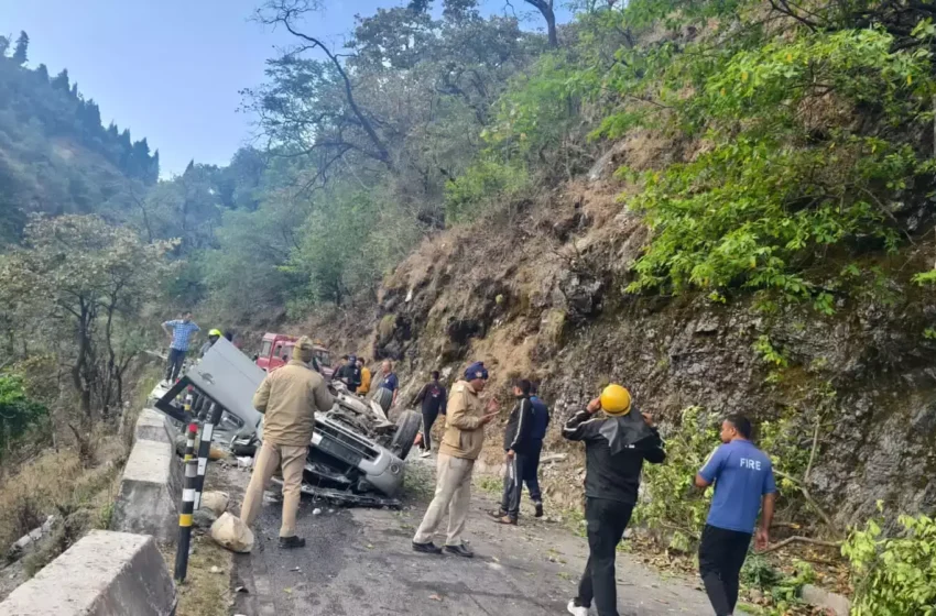  मसूरी में झड़ीपानी के पास कार हादसा, पांच की मौत, एक घायल