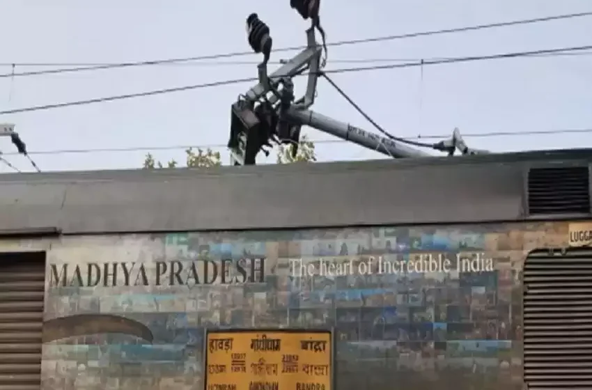  बिहार के गया में गांधीधाम एक्सप्रेस से टूटा 14 खम्भों का ट्रैक्शन तार, इंजन का पेंटो डैमेज