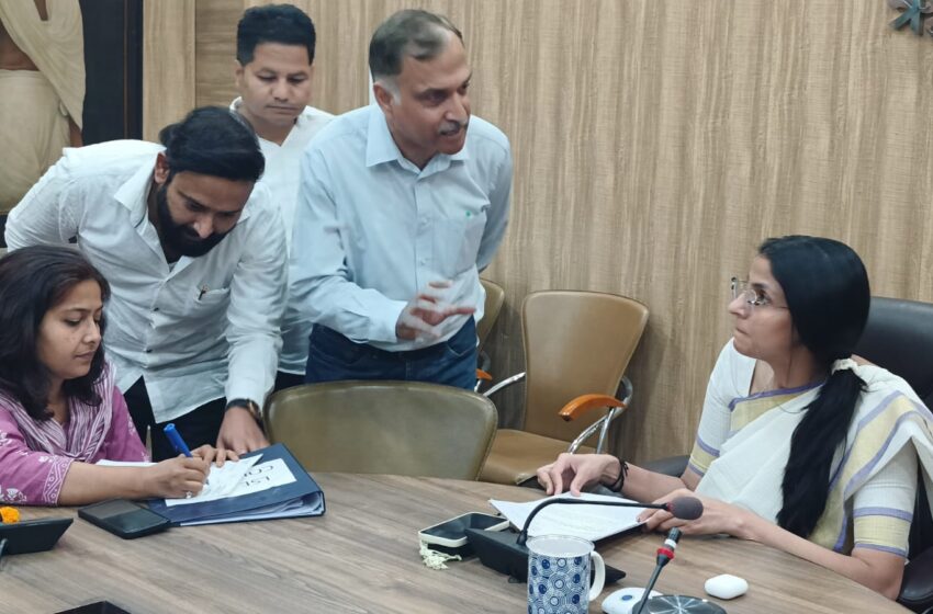  जिलाधिकारी श्रीमती सोनिका ने जिलाधिकारी कार्यालय परिसर में जिला स्तरीय सम्बन्धित विभागों के अधिकारियों के साथ ऋषिपर्णा सभागार में जनमानस की समस्याएं सुनी