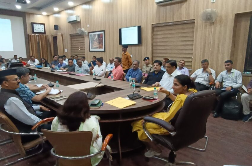  जिलाधिकारी श्रीमती सोनिका ने ऋषिपर्णा सभागार कलेक्टेªट में डेंगू चिकनगुनिया रोधी / अंर्तविभागीय समन्वय बैठक लेते हुए सम्बन्धित अधिकारियों को आवश्यक दिशा- निर्देश दिए