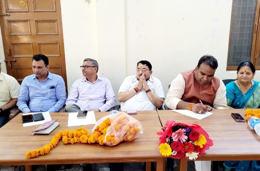  महानगर देहरादून के रायपुर विधानसभा के अंतर्गत बीरचंद्रसिंह गढ़वाली मण्डल में नगर निगम चुनाव के मध्य नजर रखते हुए बैठक आयोजित की