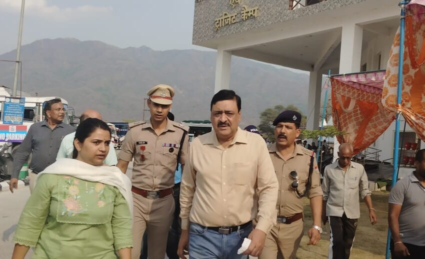  आयुक्त गढ़वाल मंडल विनय शंकर पांडे ने आज ट्रांजिस्ट कैंप परिसर ऋषिकेश का औचक निरीक्षण करते हुए यात्रा व्यवस्थाओं का जायजा लिया