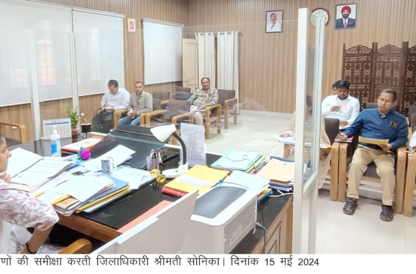  जिलाधिकारी श्रीमती सोनिका द्वारा उनके कार्यालय कक्ष में हिट एण्ड रन प्रकरणों की समीक्षा बैठक की