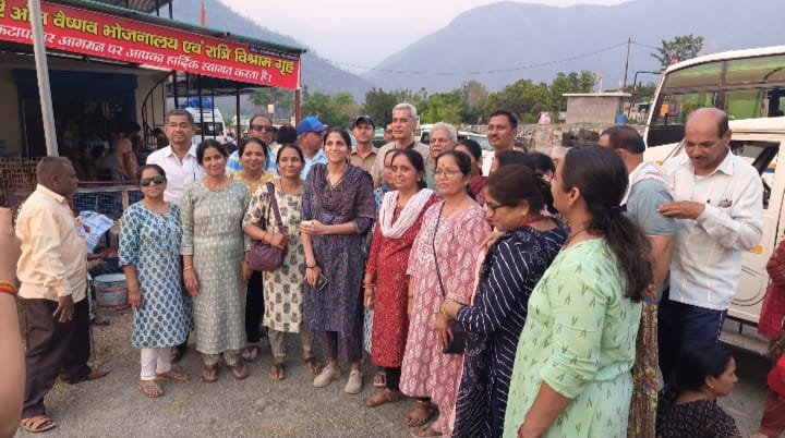  जिलाधिकारी श्रीमती सोनिका ने हरबर्टपुर बस अड्डा एवं कटापत्थर में निरीक्षण करते हुए यात्रा व्यवस्थाओं का जायजा लिया।