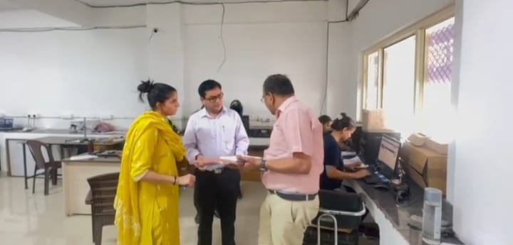  जिलाधिकारी श्रीमती सोनिका ने ऋषिकेश में बनाए गए चारधाम यात्रा ट्रांजिट कैंप पंहुचकर व्यवस्थाओं का जायजा लिया