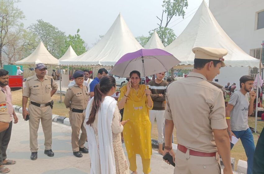  जिलाधिकारी श्रीमती सोनिका ने ऋषिकेश में बनाए गए चारधाम यात्रा ट्रांजिट कैंप पंहुचकर व्यवस्थाओं का जायजा लिया