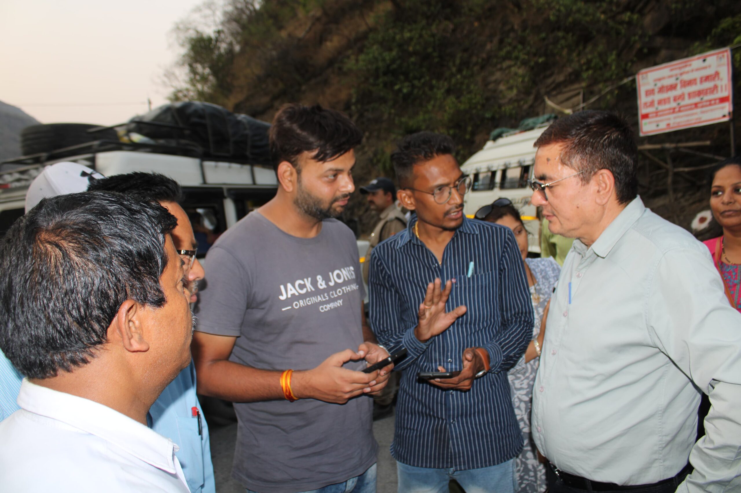  जिलाधिकारी डॉ. मेहरबान सिंह बिष्ट यात्रा व्यवस्थाओं को चाक- चौबंद बनाये रखने के लिए आज लगातार तीसरे दिन भी यमुनोत्री यात्रा मार्ग के विभिन्न पडावों के निरीक्षण पर पहुंचे