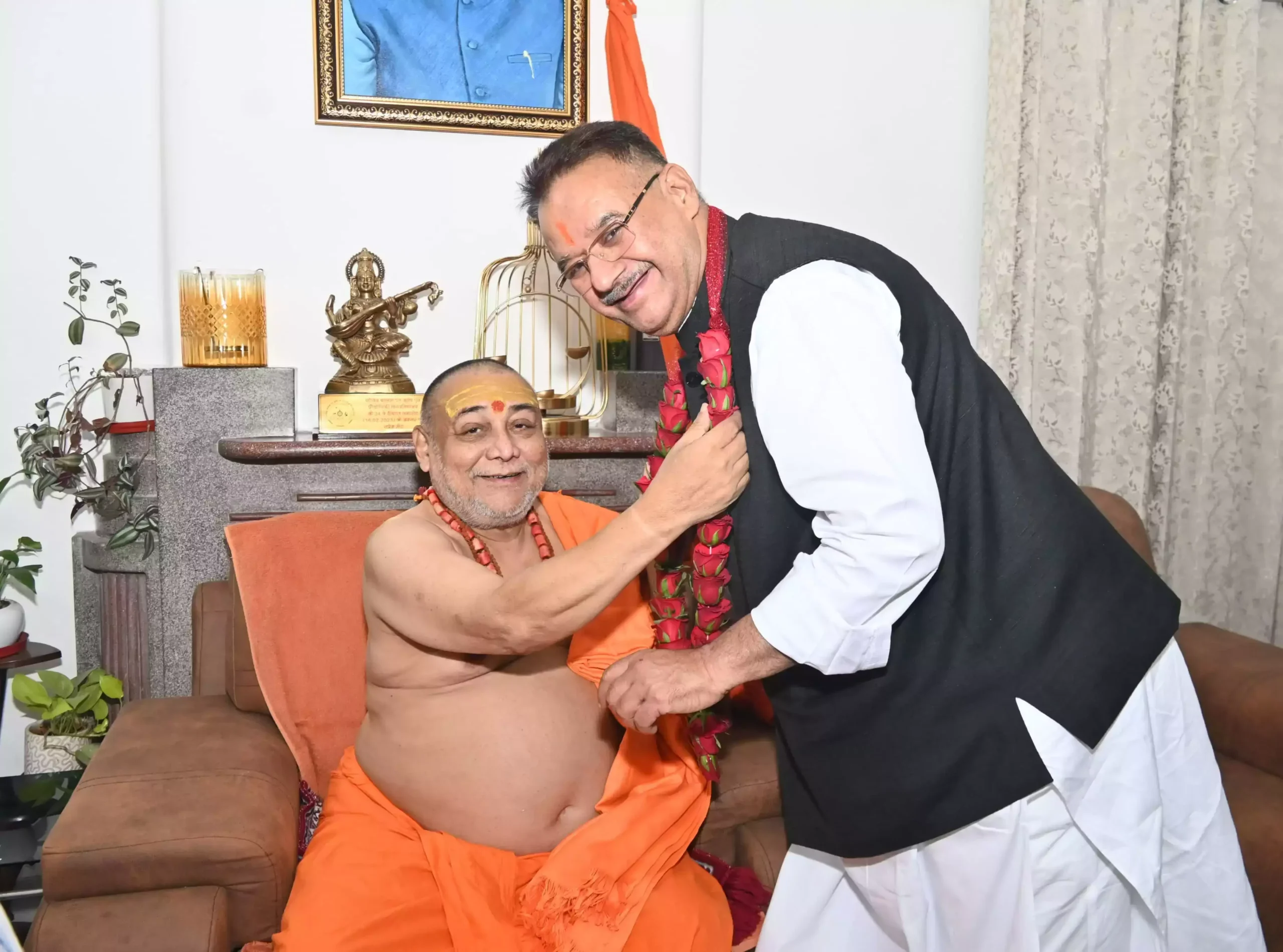  शंकराचार्य स्वामी राजराजेश्वराश्रम महाराज ने मंत्री जोशी से की भेंट