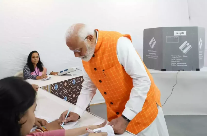  प्रधानमंत्री मोदी ने अहमदाबाद में किया मतदान