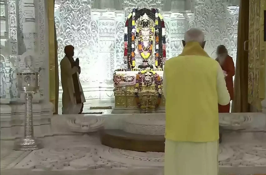  श्रीराम जन्मभूमि मन्दिर में प्रधानमंत्री ने आमजनों के साथ किया दर्शन