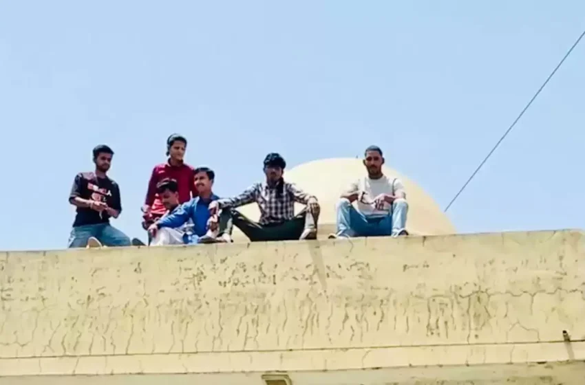  उत्तराखण्ड संस्कृत विवि छात्र चढ़े छत पर, कूदकर जान देने की धमकी दी