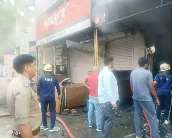  हैण्डलूम की दुकान में आग लगी लाखों का सामान राख