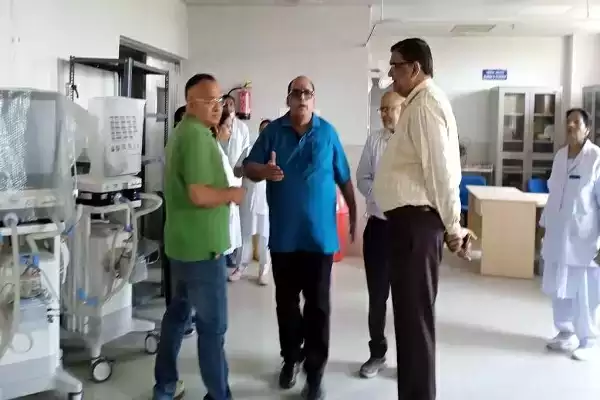  चिकित्सालयों का निरीक्षण कर परखी सुविधाएं, सीएमओ बोले- केवल गंभीर मरीज ही करें रेफर