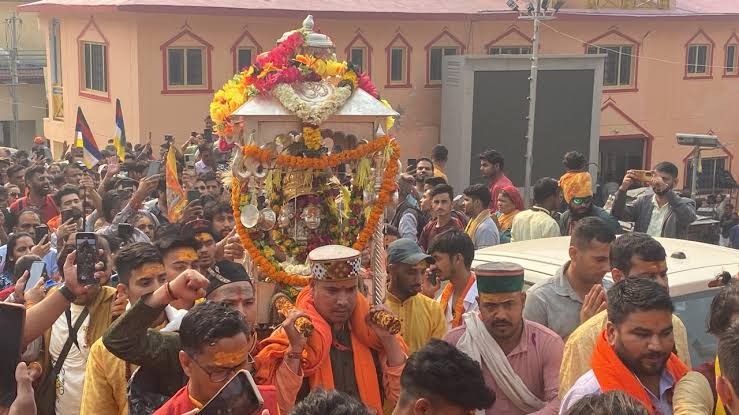  बाबा केदार की पंचमुखी डोली का विश्वनाथ मंदिर से दूसरे पड़ाव फाटा को हुआ प्रस्थान
