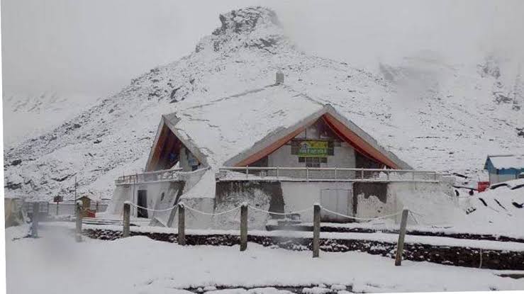  हेमकुंड साहिब यात्रा : चार किमी तक पैदल मार्ग से हटाई बर्फ