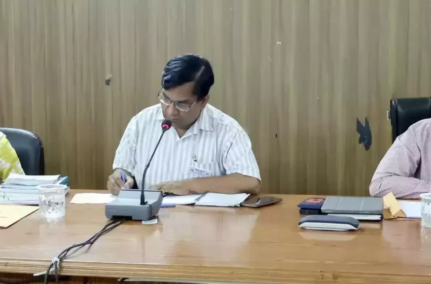  उपचुनाव को लेकर जिला निर्वाचन अधिकारी ने ली नोडल अधिकारियों की बैठक