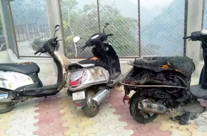  सरियाताल से सटे वन क्षेत्र में लगी आग, तीन स्कूटी जलीं