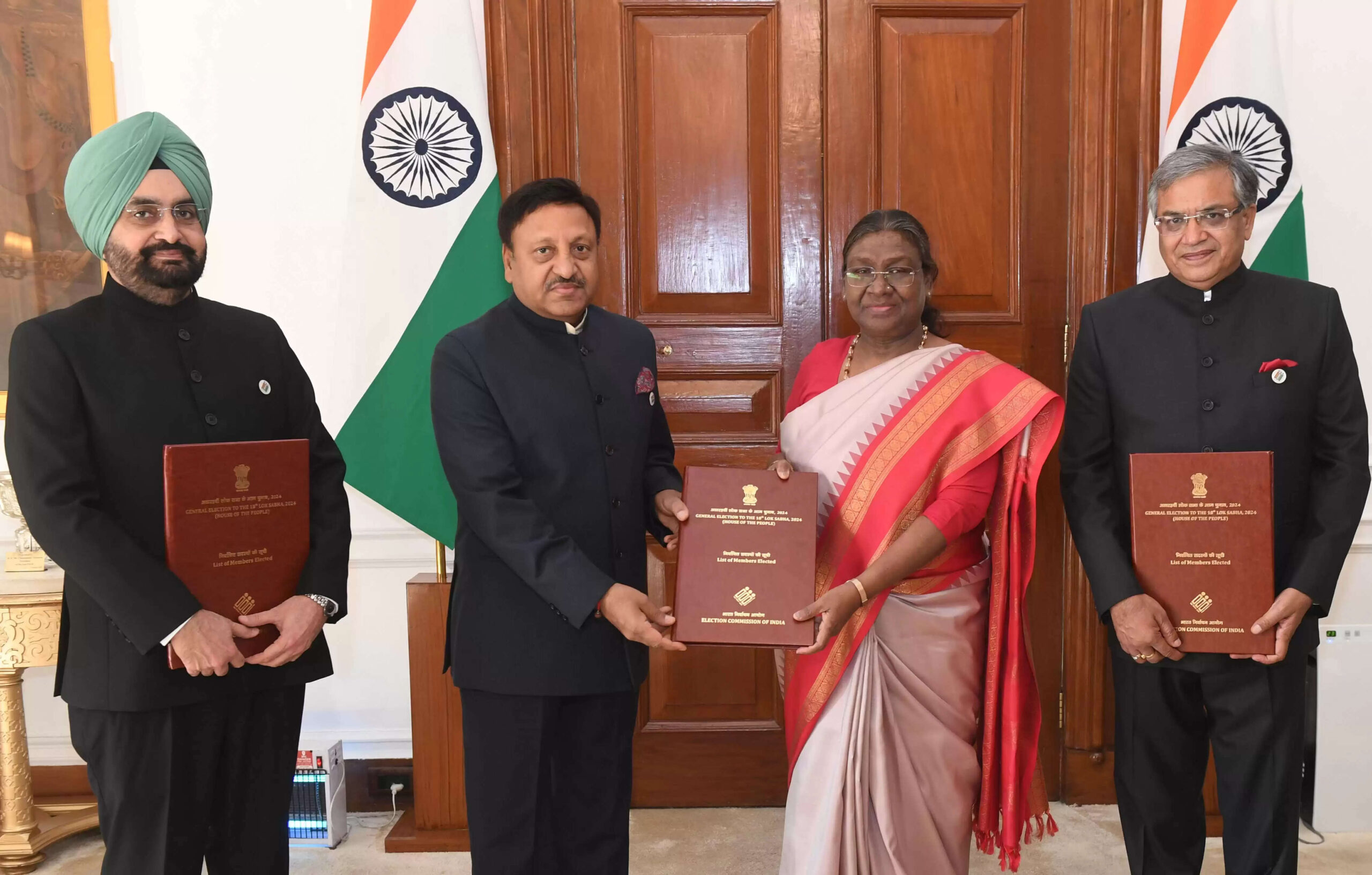  मुख्य चुनाव आयुक्त ने नवनिर्वाचित सांसदों की सूची राष्ट्रपति को सौंपी