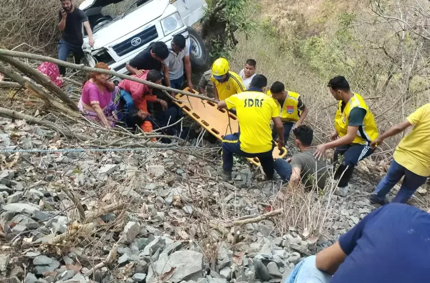  कुल्हड़ मोड़ पर खाई में गिरा वाहन, नौ घायल