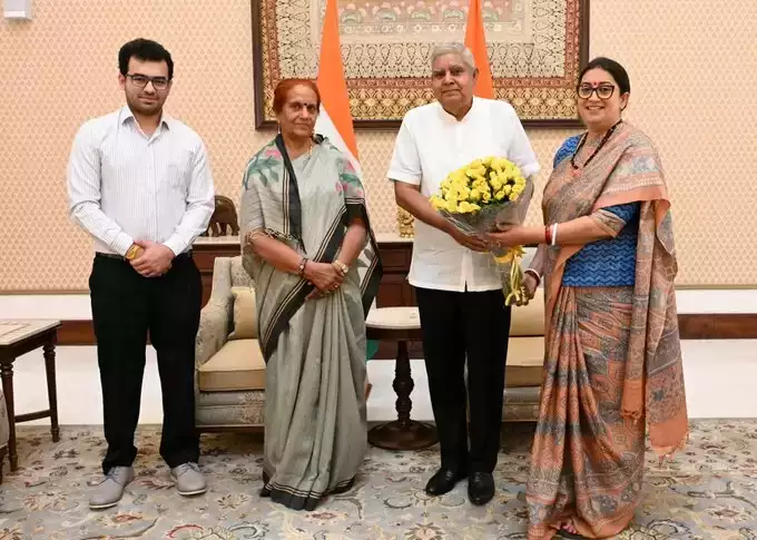  स्मृति ईरानी और स्वाति मालीवाल सहित 13 लोगों ने उपराष्ट्रपति से की मुलाकात