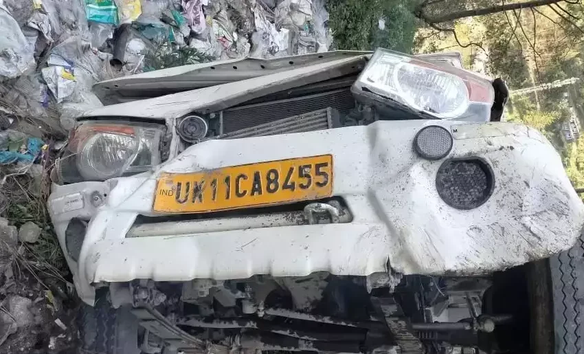  गड्ढे में गिरा वाहन, चालक की मौत, एक घायल