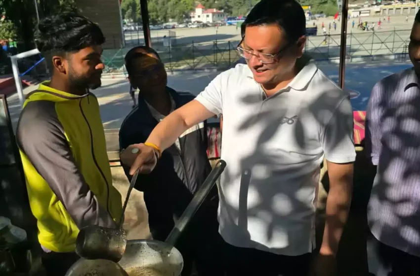  नैनीताल में फिर ‘चायवाला’ के रूप में दिखे सीएम धामी