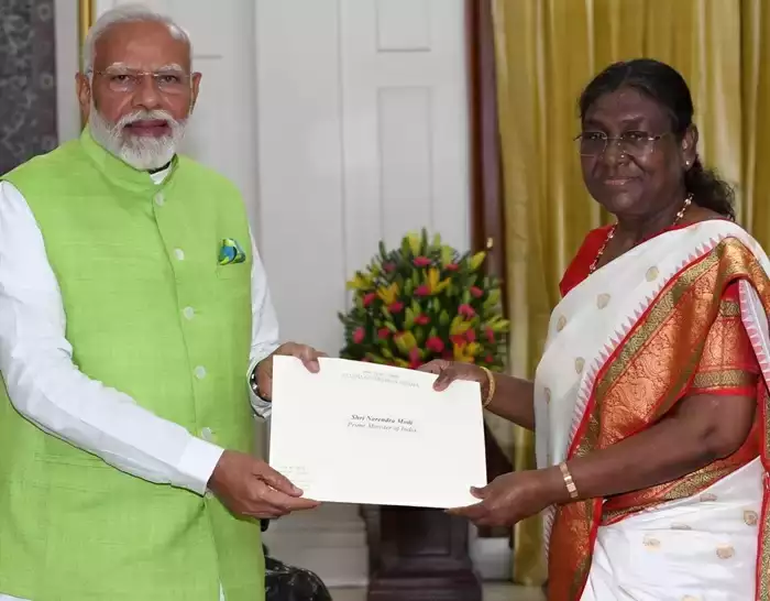  नरेन्द्र मोदी ने प्रधानमंत्री पद से दिया इस्तीफा
