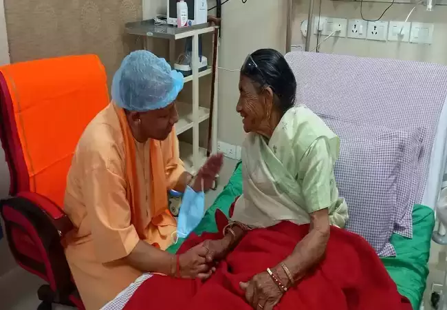  मुख्यमंत्री योगी ने अपनी माँ व रुद्र प्रयाग हादसे के घायलों का हाल जाना