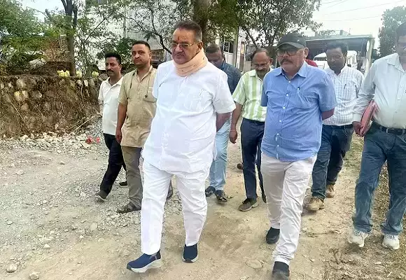  कैबिनेट मंत्री ने मसंदावाला में निर्माणाधीन सड़क की गुणवत्ता परखी, अधिकारियों को चेताया