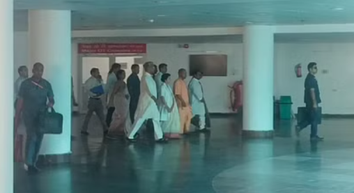  ऋषिकेश एम्स में भर्ती मां का हाल जानने पहुंचे उप्र के मुख्यमंत्री योगी आदित्यनाथ