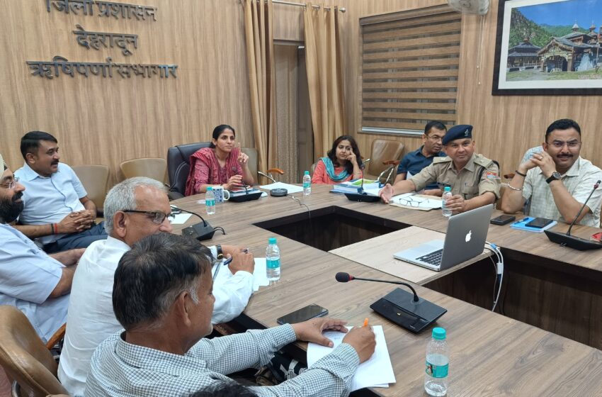  जिलाधिकारी अधिकारी श्रीमती सोनिका ने आज ऋषिपर्णा सभागार कलेक्टेªट में मान्यता प्राप्त राजैनिक दलों के प्रतिनिधियों, प्रत्याशियों एवं प्रत्याशियों के अभिकर्ताओं के साथ बैठक करते हुए