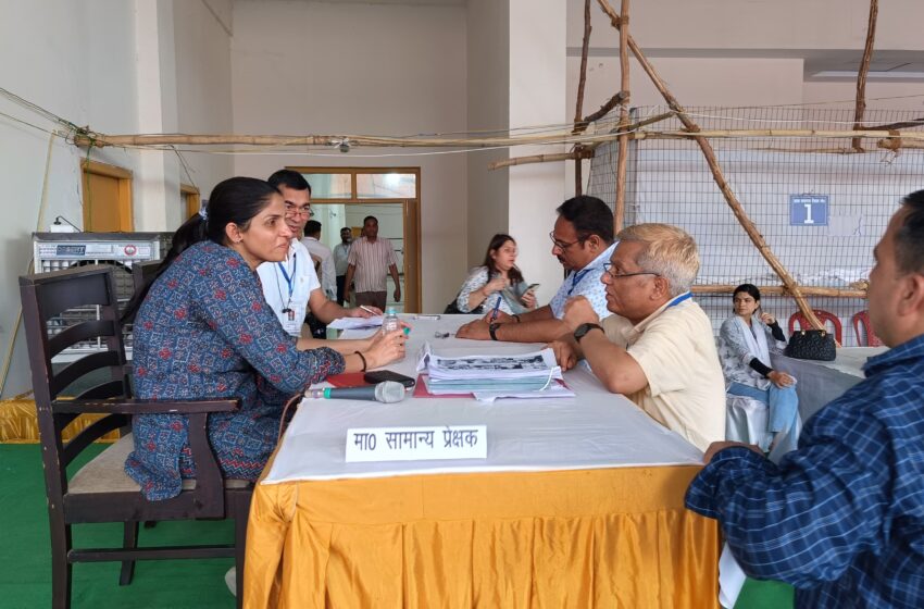  आज एनआईसी सभागार कलेक्ट्रेट परिसर में जनपद के 838 मतगणना कार्मिकों का रेडमाइजेशन किया