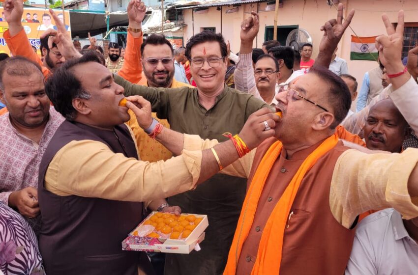  महानगर अध्यक्ष सिद्धार्थ अग्रवाल के नेतृत्व में उत्तराखंड की पांचों लोकसभा सीटो पर प्रचंड जीत के उपलक्ष में कार्यालय में ढोल नगाड़े के साथ मिष्ठान वितरण किया