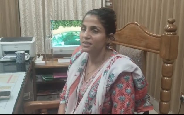  जिलाधिकारी श्रीमती सोनिका की अध्यक्षता में आज ऋषिपर्णा सभागार कलेक्टेªट में जनसुनवाई कार्यक्रम का आयोजन किया