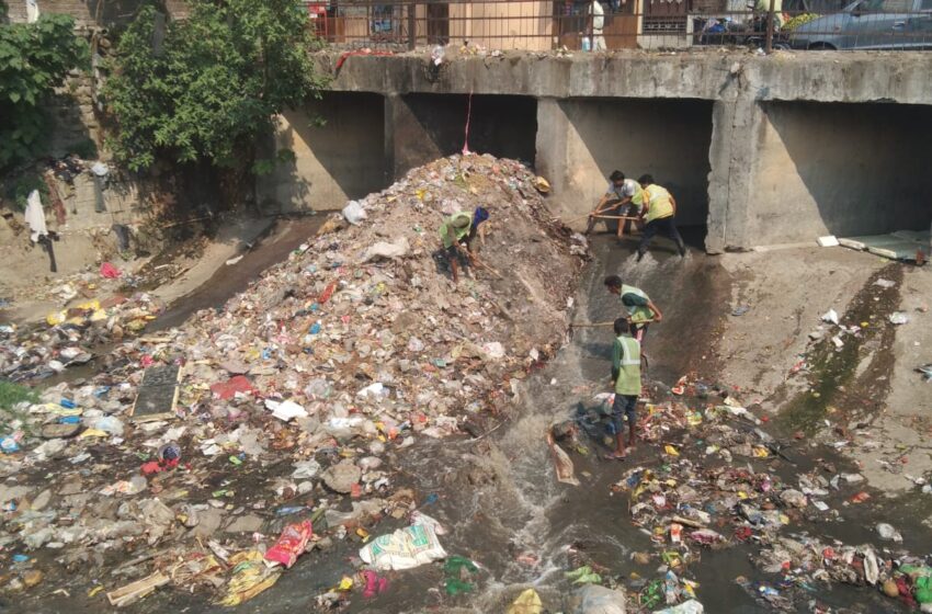  जिलाधिकारी श्रीमती सोनिका द्वारा आगामी मानसून काल के दृष्टिगत नगर निगम, नगर पालिका परिषद के अधिकारियों को नालों, नालियों की सफाई के निर्देश दिए