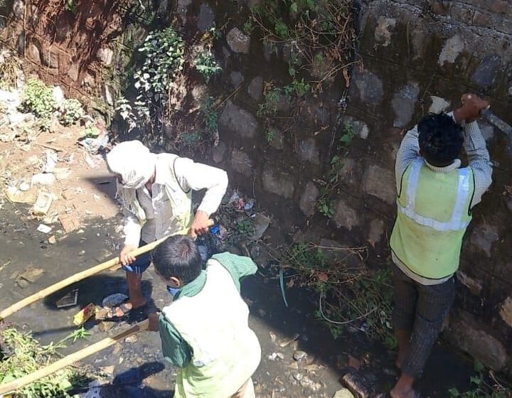  जिलाधिकारी श्रीमती सोनिका द्वारा आगामी मानसून काल के दृष्टिगत नगर निगम, नगर पालिका परिषद के अधिकारियों को नालों, नालियों की सफाई के निर्देश दिए