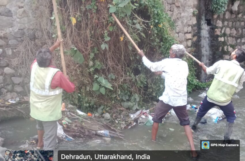  जिलाधिकारी श्रीमती सोनिका द्वारा आगामी मानसून काल के दृष्टिगत नगर निगम, नगर पालिका परिषद के अधिकारियों को नालों, नालियों की सफाई के निर्देश दिए