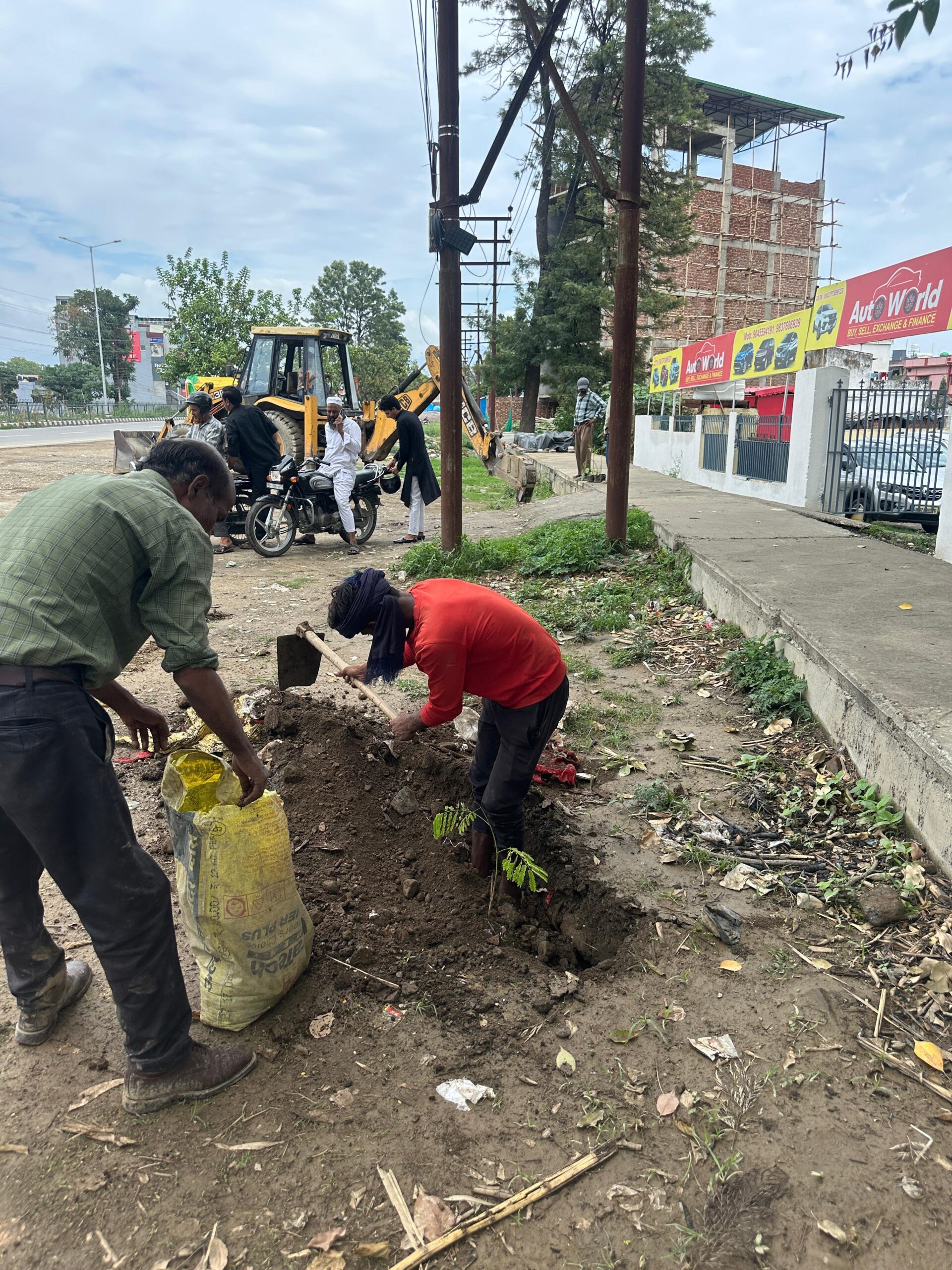  जिलाधिकारी श्रीमती सोनिका के निर्देशन में देहरादून जिला प्रशासन द्वारा पर्यावरण संरक्षण की मुहिम के अन्तर्गत ‘हरित देहरादून पहल’ वृक्षारोपण अभियान चलाया जा रहा है