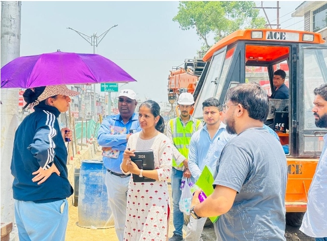  जिलाधिकारी श्रीमती सोनिका ने सहारनपुर चौक से भंडारी बाग तक चल रहे निर्माण कार्यों का पैदल  निरीक्षण किया