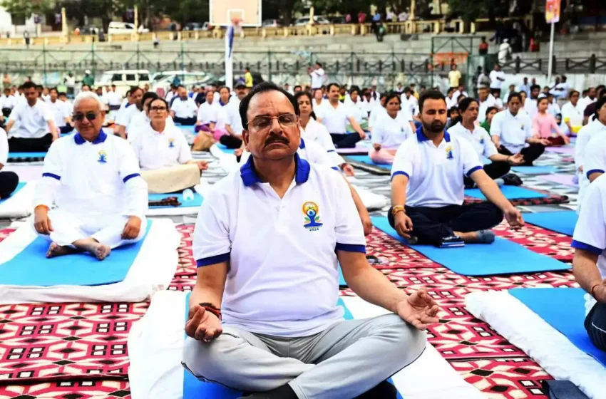  ‘योग’ हमें स्वस्थ जीवन शैली की ओर अग्रसर करता है : अजय भट्ट